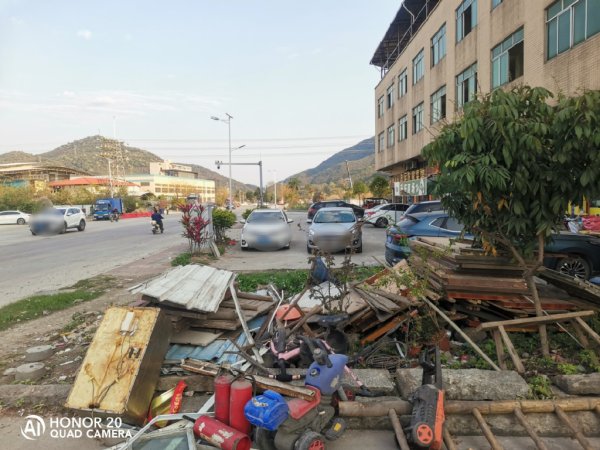鸿运配资 17年后，这对邻居终于握手言和